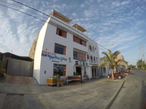 Отель Paracas Backpackers House  Паракас